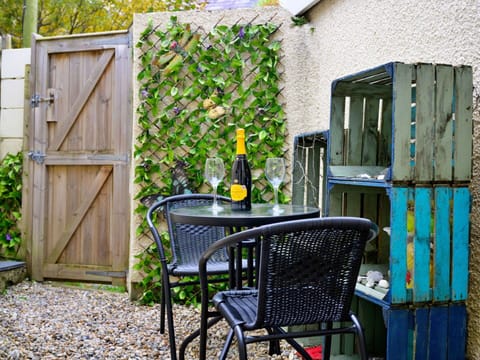 Flowerpot, Garden, Backyard, Houseplant, Outdoor Furniture, Fence, Chair, Home Fencing, Herb, Plank