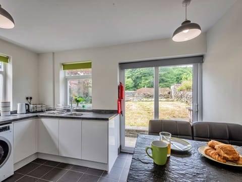 Major Appliance, Flooring, Interior Design, Kitchen, Kitchen Appliance, Countertop, Floor, Ceiling, Home Appliance, Room