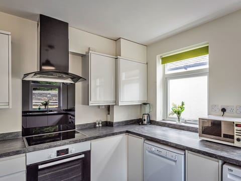 Kitchen Appliance, Kitchen, Countertop, Interior Design, Major Appliance, Cabinetry, Home Appliance, Flooring, Ceiling, Kitchen Stove