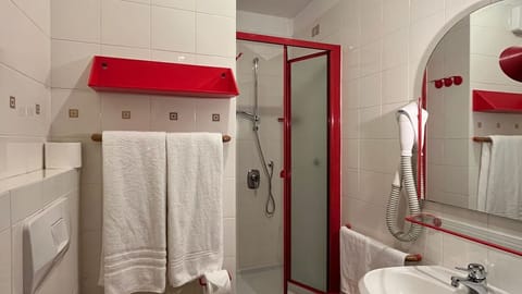 Economy Double Room | Bathroom