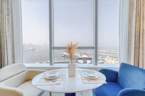 Luxury Apartment, 1 King Bed, Air conditioning, Sea View | In-room dining