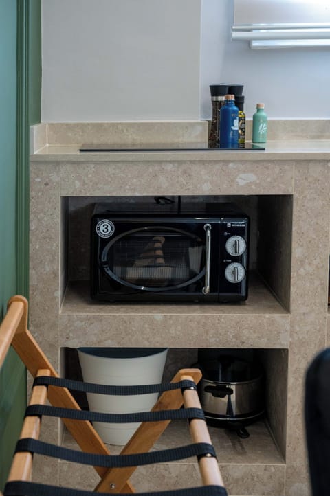 Suite | Private kitchen | Mini-fridge, microwave, stovetop, cookware/dishes/utensils