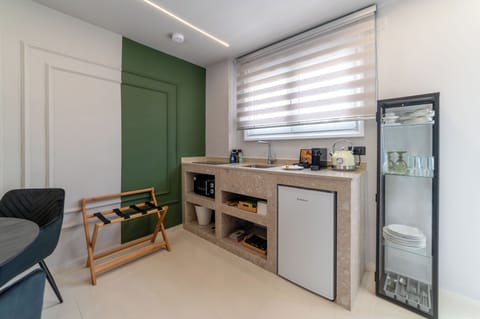 Suite | Private kitchen | Mini-fridge, microwave, stovetop, cookware/dishes/utensils
