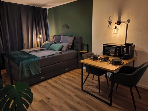 Schlafzimmer mit bequemen Queensize Boxspringbett