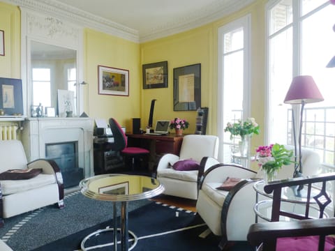 The living room offers a panoramic view over Paris and design armchairs