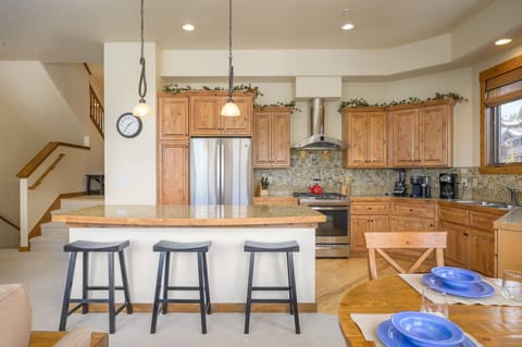 Townhome, 3 Bedrooms | Private kitchen | Fridge, oven, coffee/tea maker, toaster