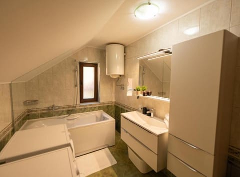 Villa (Three Bedroom Villa) | Bathroom | Towels