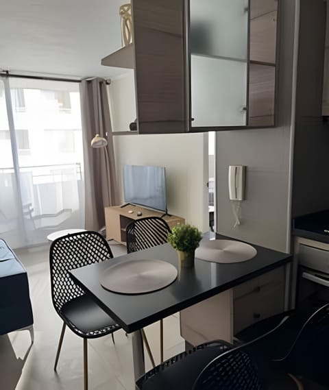 Basic Apartment | Dining