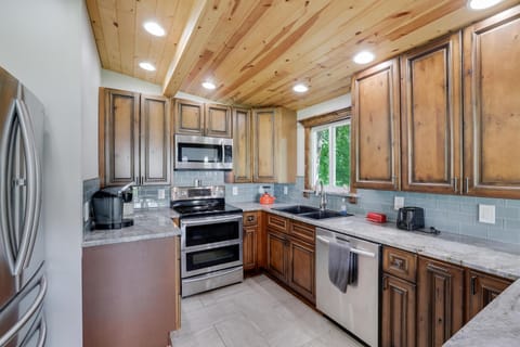 Bright & Cozy Kitchen w/granite tops, double oven and ss appliances inspires awe