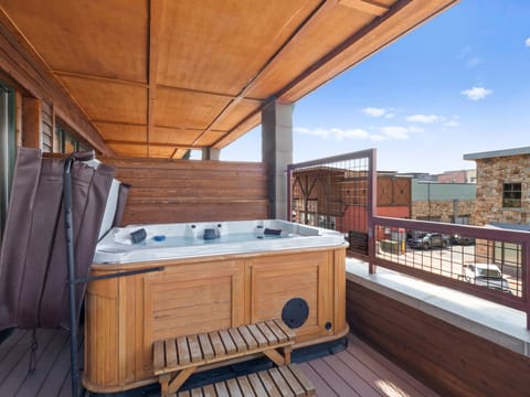 Private Hot Tub / Balcony / View