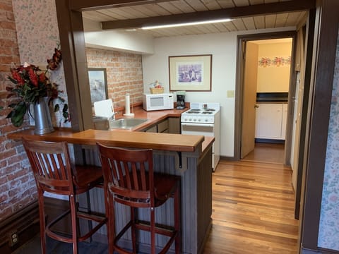 Comfort Studio Suite, 1 Queen Bed, Partial Ocean View | Living area | TV