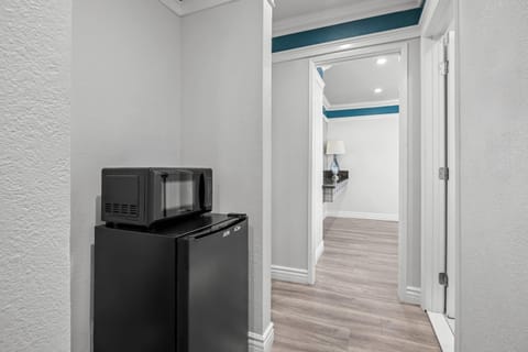 Standard Room, 1 Queen Bed, Non Smoking | Desk, free WiFi, bed sheets