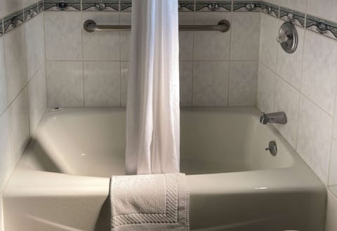 Combined shower/tub, towels