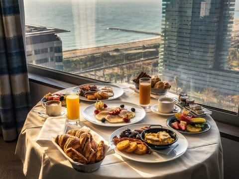 2 restaurants; breakfast, lunch, and dinner served