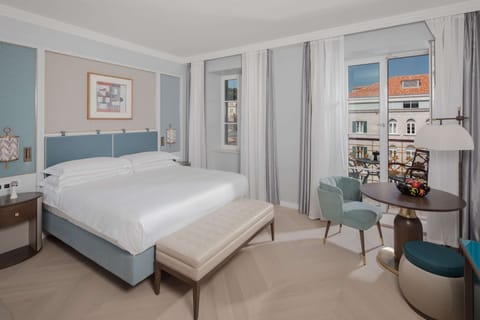 Executive Room, 1 King Bed | Minibar, in-room safe, desk, laptop workspace