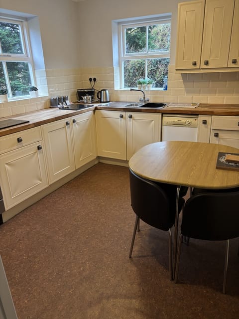 Deluxe Apartment, Ensuite | Private kitchen | Highchair