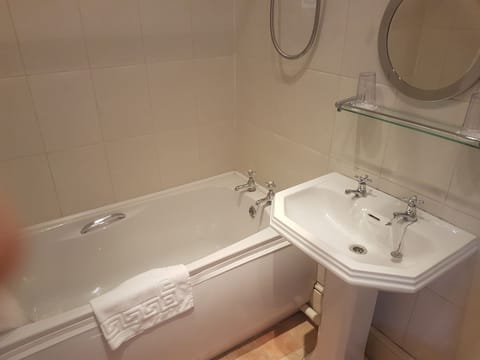 Superior Double Room | Bathroom | Free toiletries, hair dryer, towels