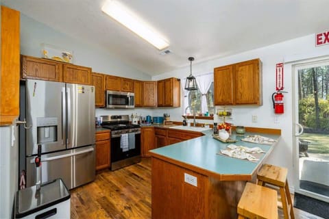 Fully stocked kitchen with everything you need for a home cooked meal