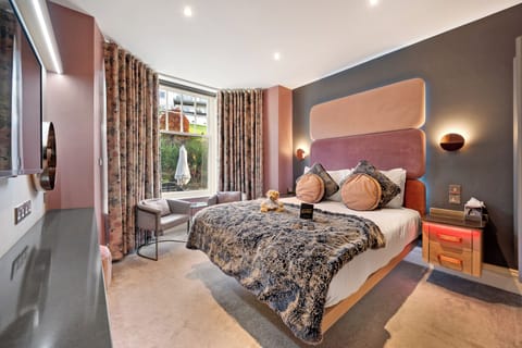 Premium bedding, individually decorated, individually furnished, desk