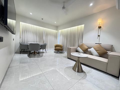 Club Room, City View | Desk, laptop workspace, free WiFi