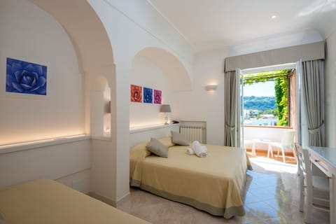 Comfort Room | In-room safe, desk, free WiFi, bed sheets