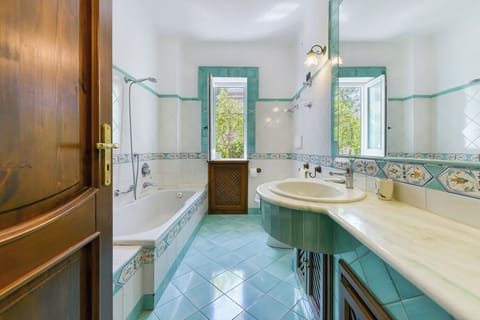 Traditional Room | Bathroom | Shower, free toiletries, hair dryer, bathrobes
