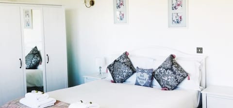 Desk, iron/ironing board, WiFi, bed sheets