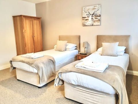 Twin Room | Desk, iron/ironing board, WiFi, bed sheets