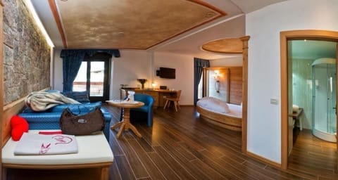 Grand Suite | Minibar, in-room safe, desk, laptop workspace