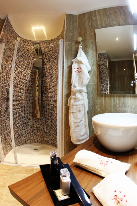 Grand Suite | Bathroom | Free toiletries, hair dryer, bathrobes, slippers