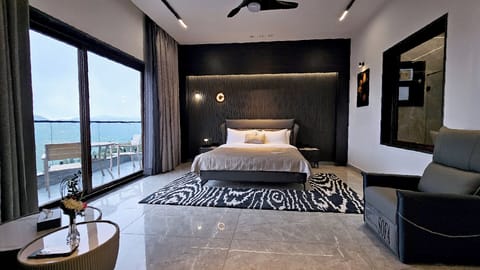 Executive Room, Bathtub, Mountain View | Premium bedding, in-room safe, desk, laptop workspace
