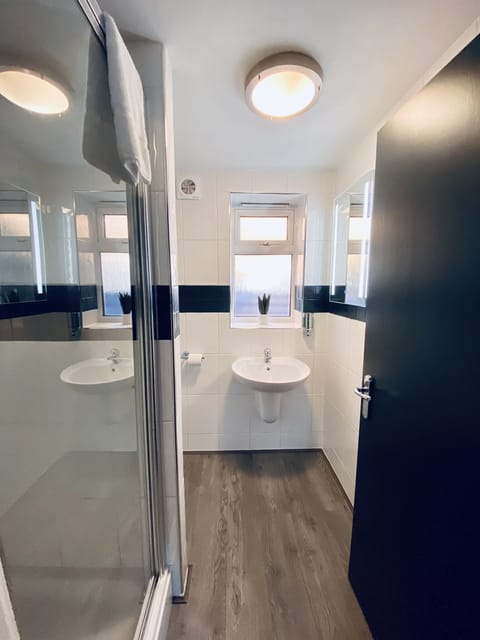 Deluxe Double or Twin Room | Bathroom | Free toiletries, hair dryer, towels