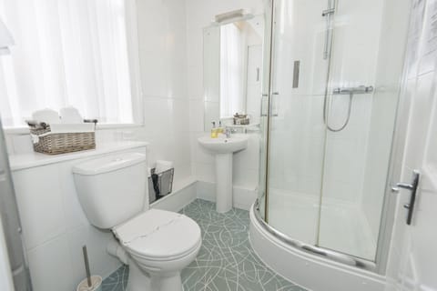 Double or Twin Room | Bathroom shower