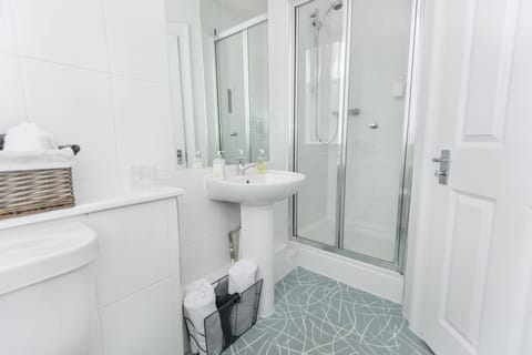 Double Room | Bathroom shower