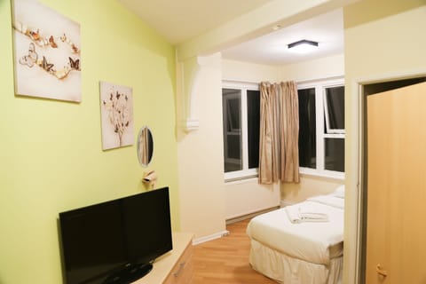 Twin Room, Ensuite | Desk, iron/ironing board, free WiFi