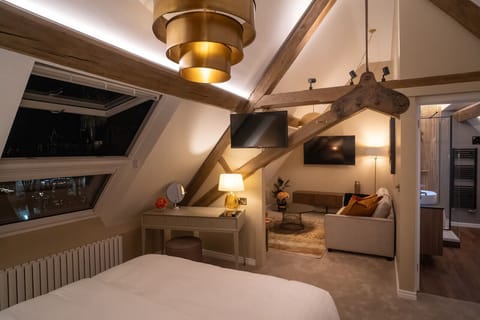 Luxury Studio Suite | Egyptian cotton sheets, premium bedding, iron/ironing board, free WiFi