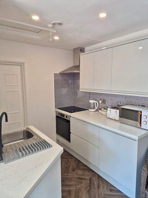 Family Apartment | Egyptian cotton sheets, premium bedding, iron/ironing board, free WiFi