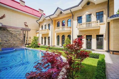 Business Duplex, Courtyard View | In-room safe, desk, laptop workspace, blackout drapes