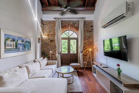 Bright and elegant living room w