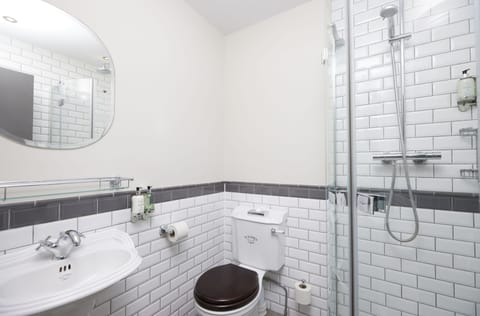 Double Room | Bathroom | Free toiletries, towels