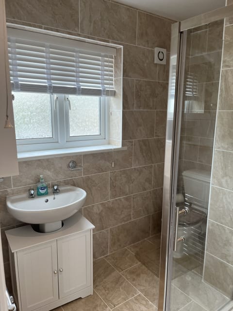 Family Room (Four Poster) | Bathroom | Free toiletries, hair dryer, towels