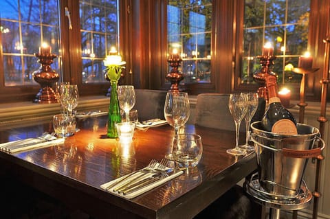 Breakfast, lunch and dinner served