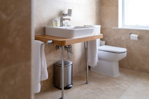 Deluxe Twin Room | Bathroom | Shower, designer toiletries, hair dryer, slippers