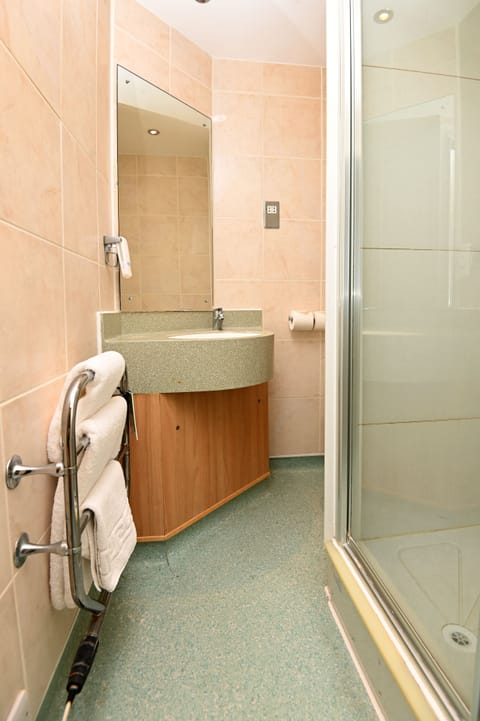 Standard Double Room | Bathroom | Free toiletries, hair dryer, towels