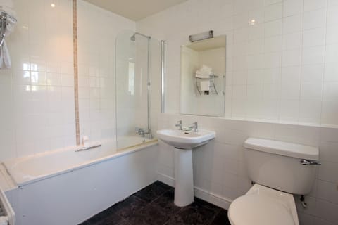 Combined shower/tub, free toiletries, towels