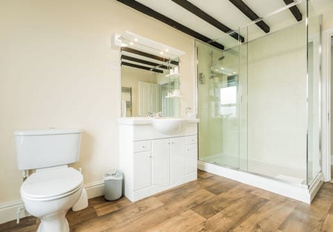 Superior Double Room (No pets) | Bathroom | Shower, free toiletries, hair dryer, towels