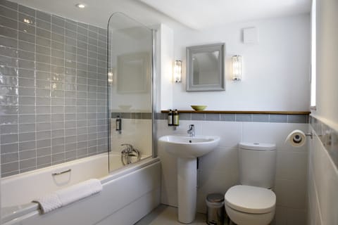 Family Room, Ensuite | Bathroom | Shower, free toiletries, towels