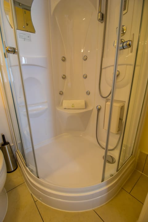 Executive Twin Room | Bathroom shower