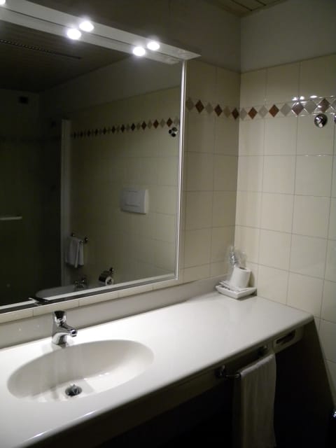 Shower, free toiletries, hair dryer, bidet