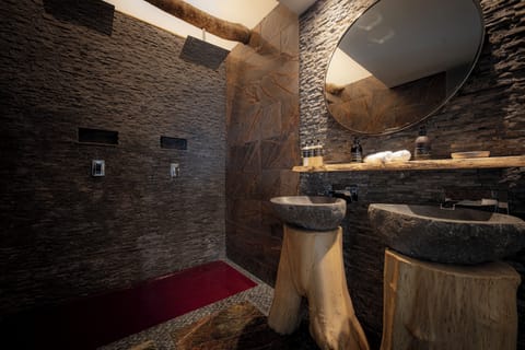 Executive Suite, Sea View | Bathroom | Free toiletries, hair dryer, bathrobes, slippers